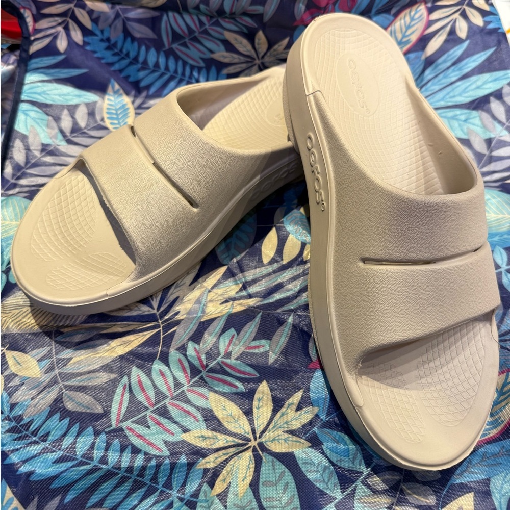 OOFOS Light Tan Slide Sandals M6/W8